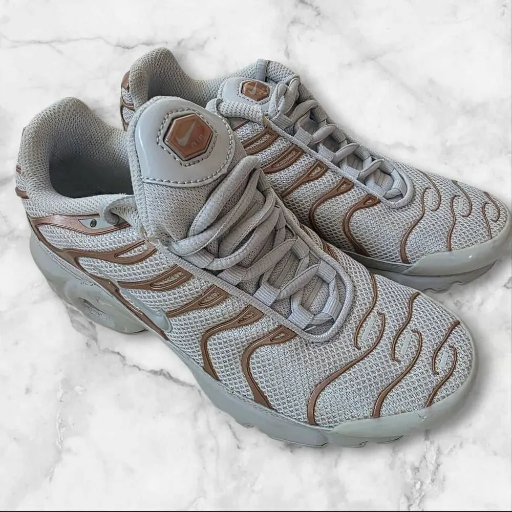 Nike Air Max Plus Pure Platinum/Metallic Gold Running Shoes Size 4Y